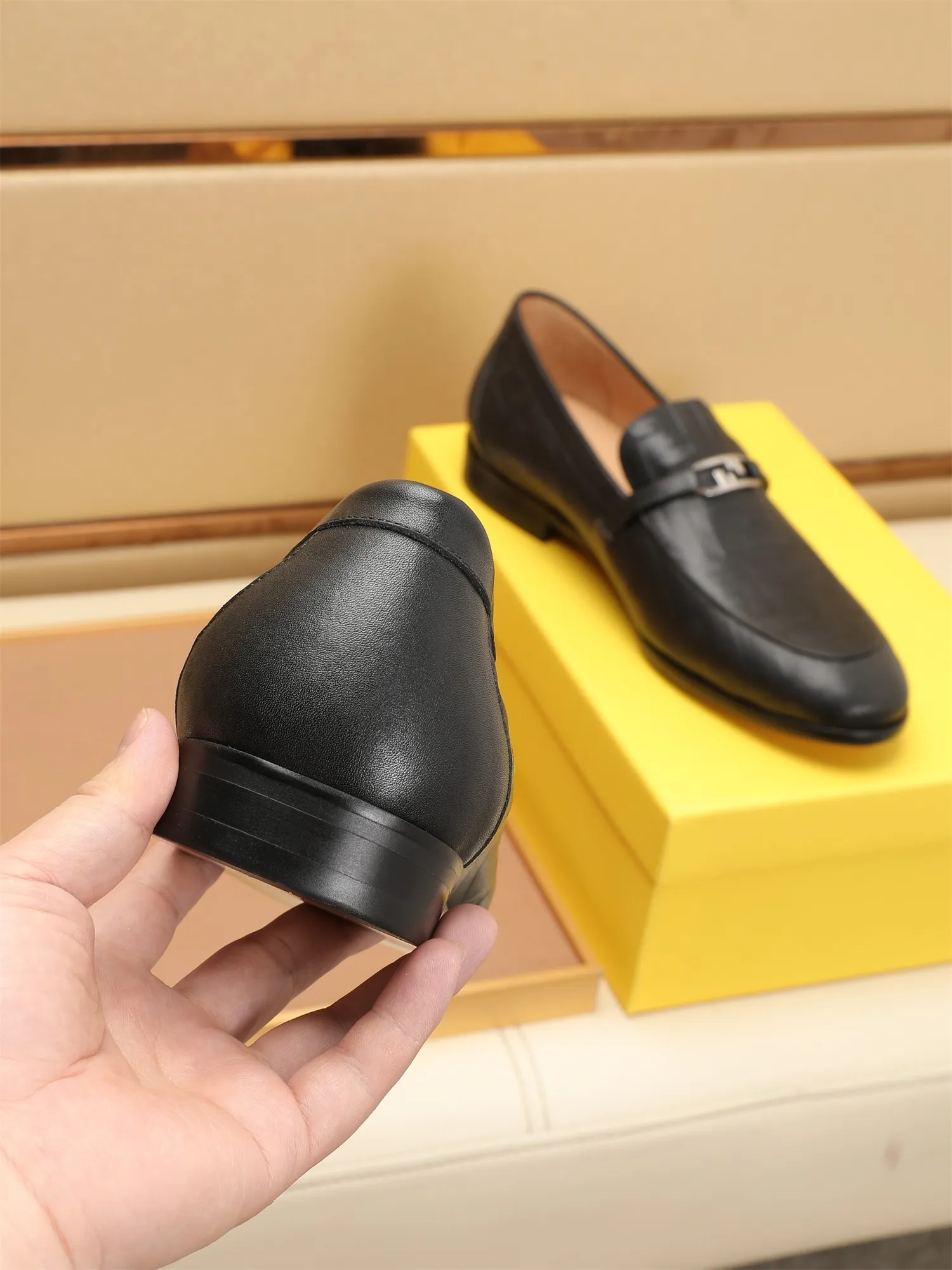 Men's shoes💰460 🕷🕷【FENDI】The latest men's formal leather shoes🇨🇳Classic series not to be missed💯The first layer is made of imported first-layer cowhide☘Original quality, the leather is smooth and delicate🎋Awesome version, perfect streamlined outline🍇Cowhide lining, size 38-44 (customized at 45.46)...